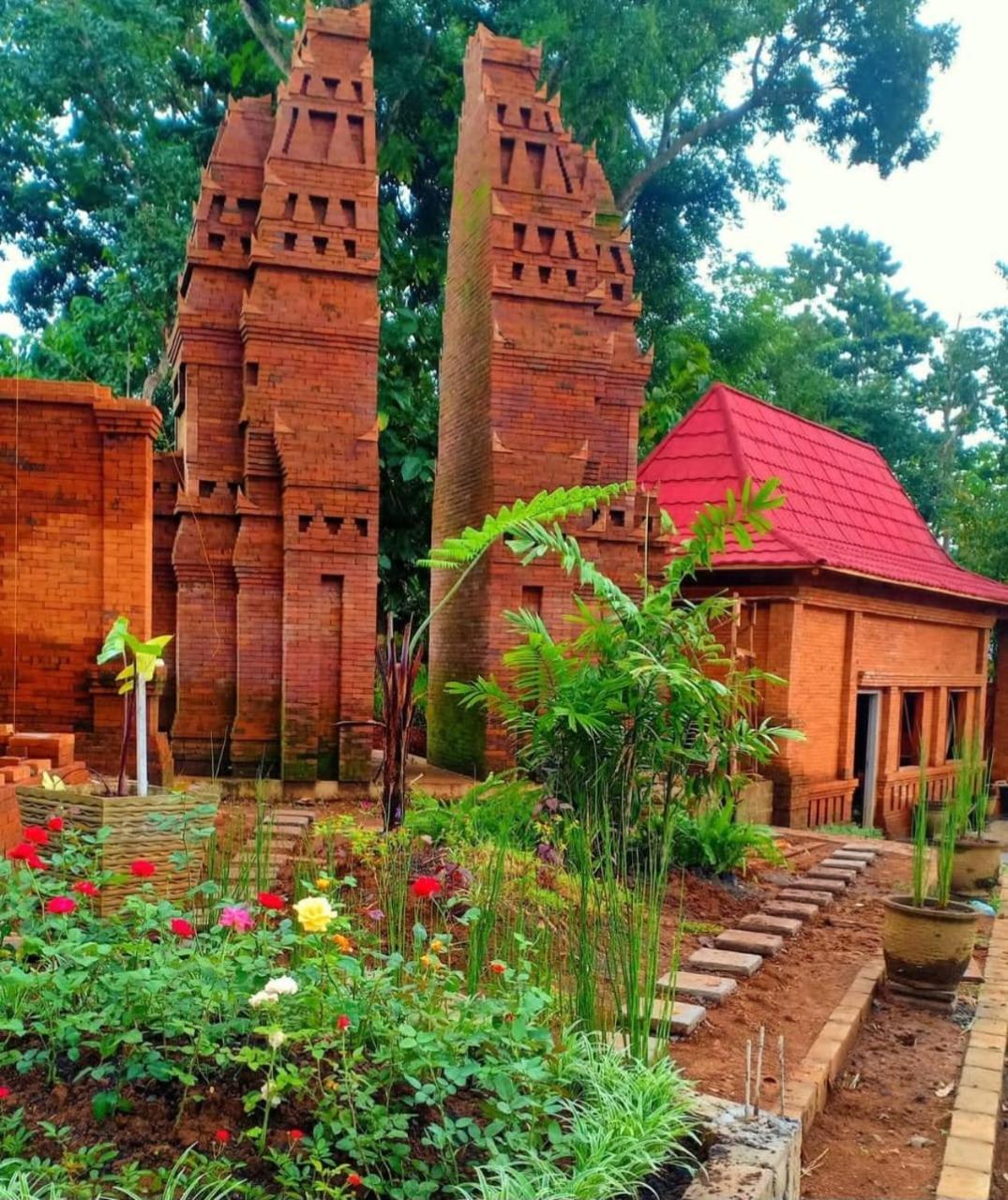 Puri Kahuripan Kediri  Exterior foto