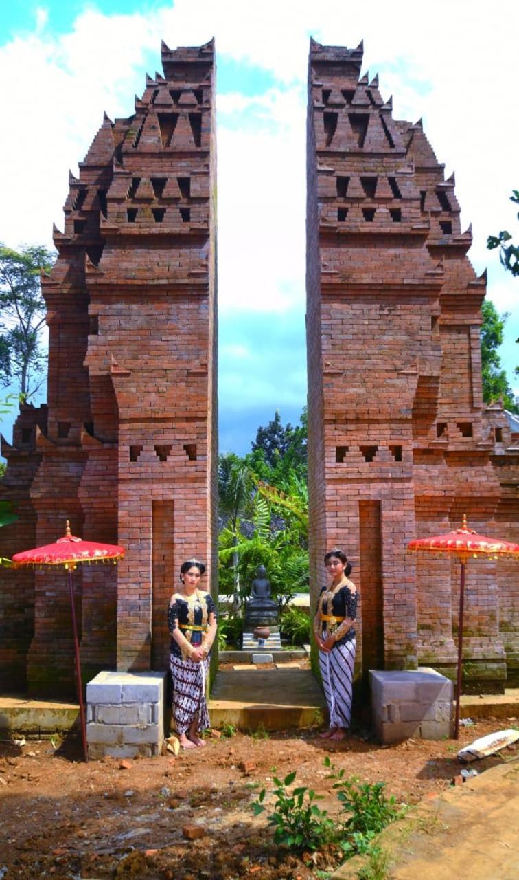 Puri Kahuripan Kediri  Exterior foto